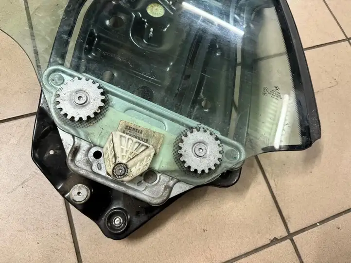 BMW 6 F12 F13 (2010 - 2018) 7303788 Заднее боковое стекло — фото 5