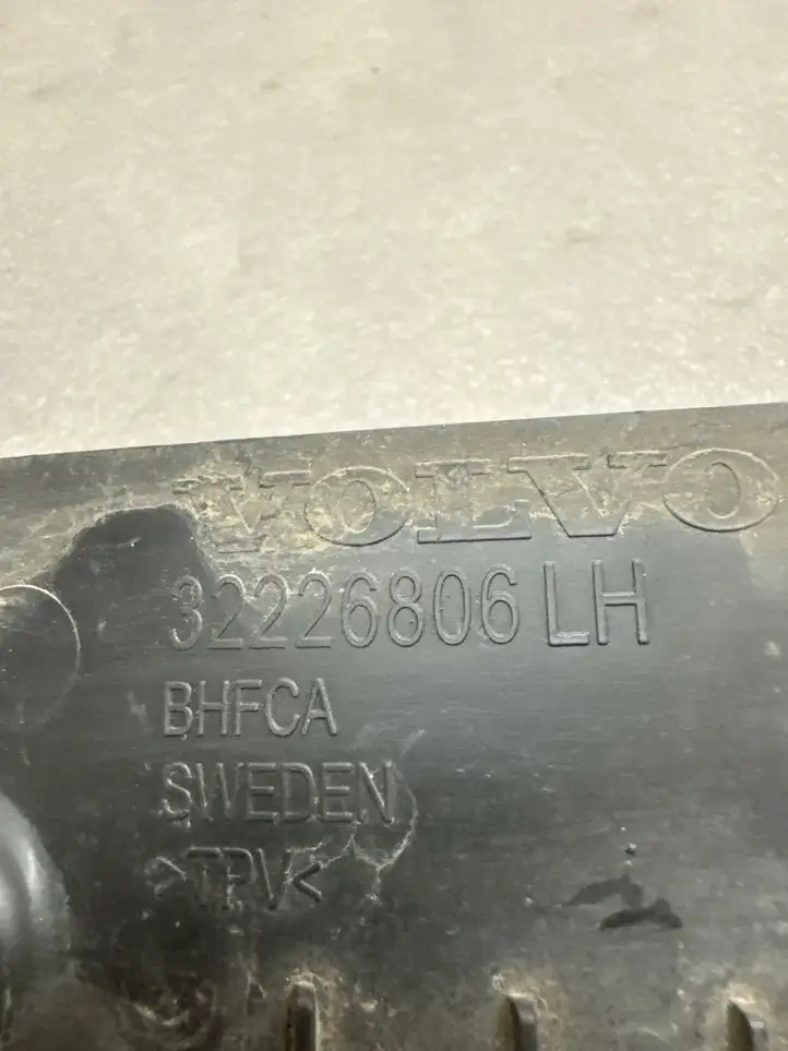 Volvo XC40 (2017 - )  32226806 Передний брызговик