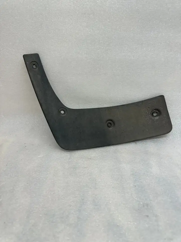 Volvo XC40 (2017 - )  32226806 Передний брызговик