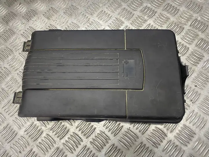 Volkswagen PASSAT B6 (2005 - 2010) 1K0915443A Крышка ящика аккумулятора — фото 1