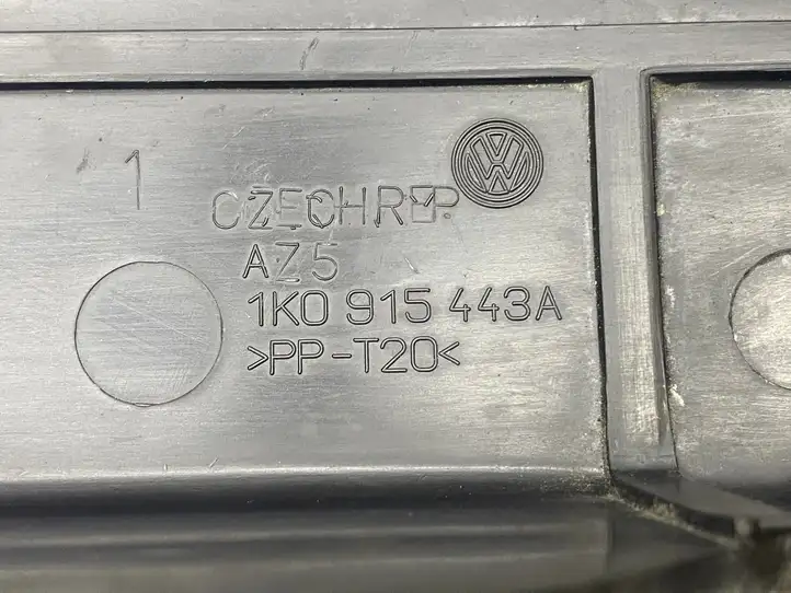Volkswagen PASSAT B6 (2005 - 2010) 1K0915443A Крышка ящика аккумулятора — фото 4