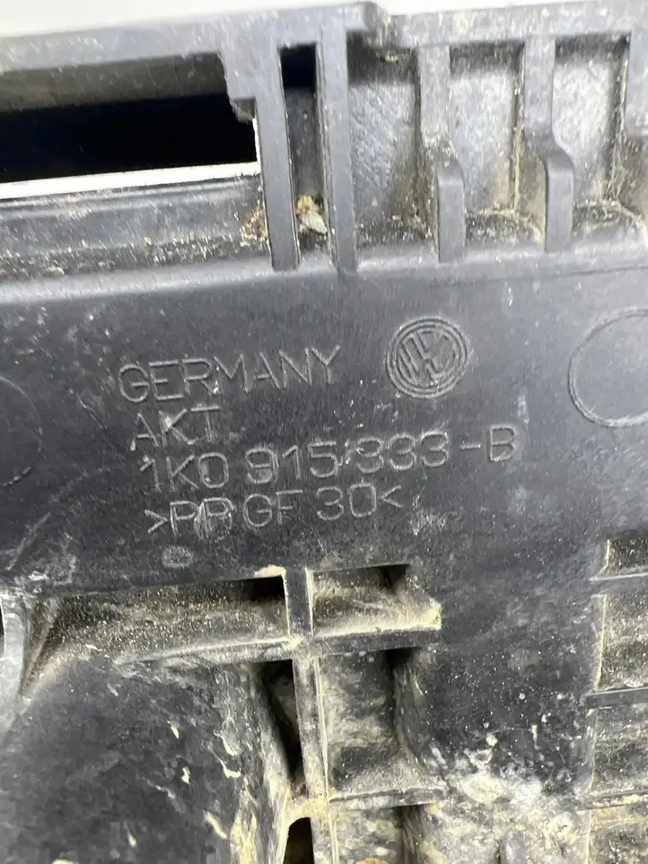 Volkswagen Touran I (2003 - 2010) 1K0915333B Ящик аккумулятора — фото 2