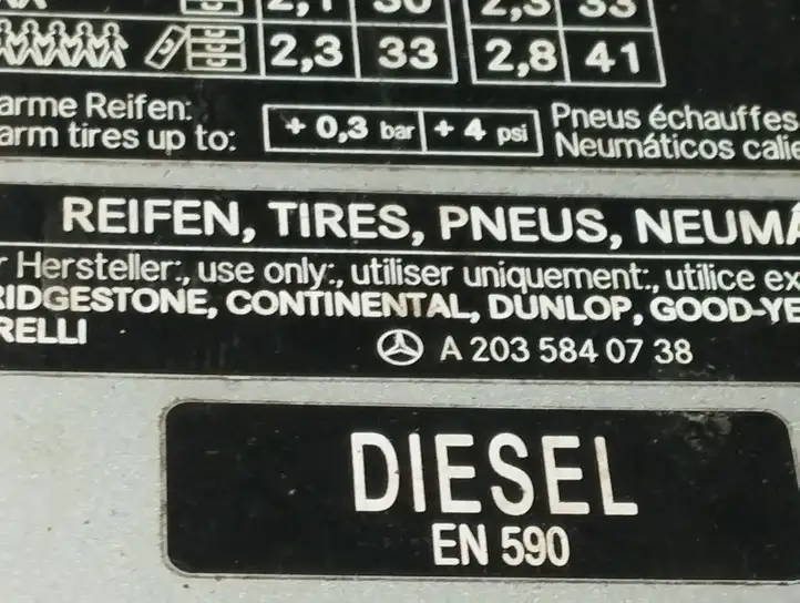 Mercedes-Benz C W203 (2000 - 2007) A2035840738 Крышка топливного бака — фото 2