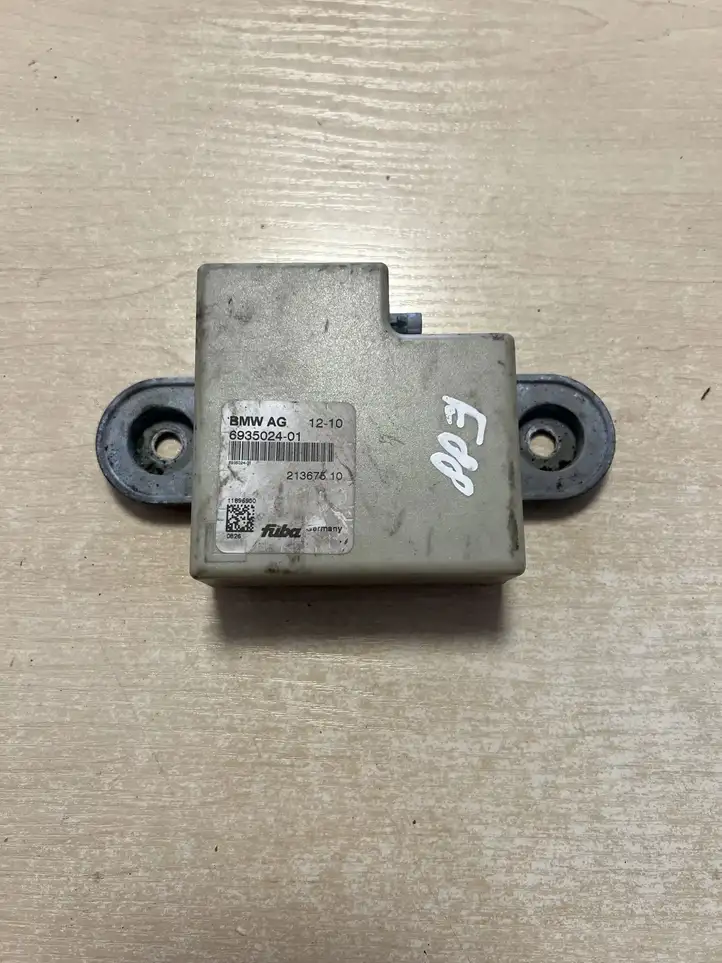 BMW 1 E82 E88 (2007 - 2014) 6935024 Усилитель антенны — фото 1