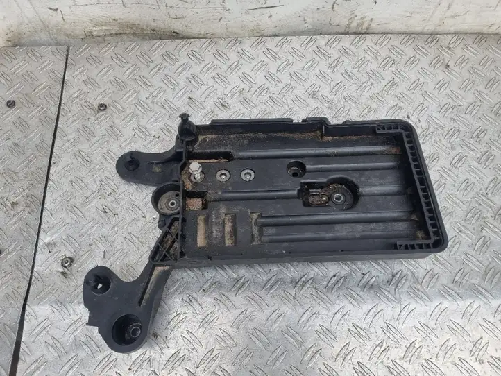 Volkswagen Golf VII (2013 - 2019) 5Q0915321E Площадка аккумулятора — фото 4