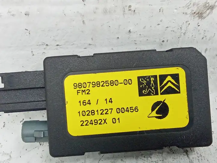 Citroen C4 Grand Picasso (2013 - 2016) 9807982580 Усилитель антенны — фото 3