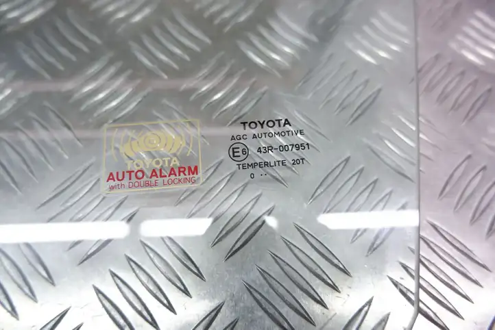 Toyota Yaris XP210 (2020 - ) 68102K0010 Стекло передней двери — фото 2