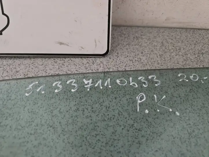 BMW 5 E60 E61 (2004 - 2010)  51337110633 Основное стекло передних дверей (четырехдверного автомобиля)