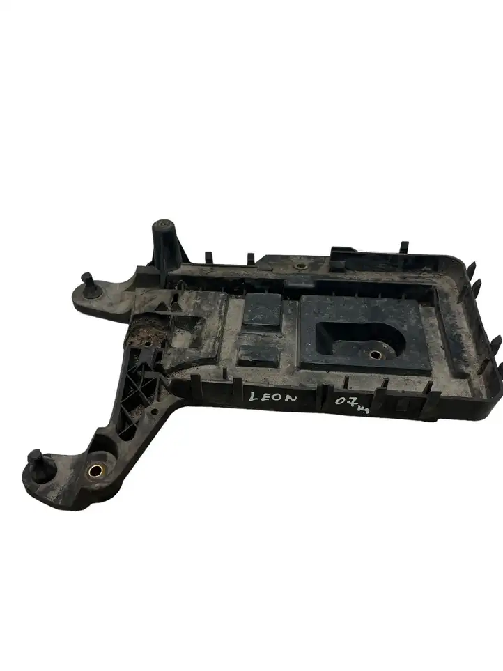 Seat Leon (1P) (2005 - 2012) 1K0915333C Площадка аккумулятора — фото 1
