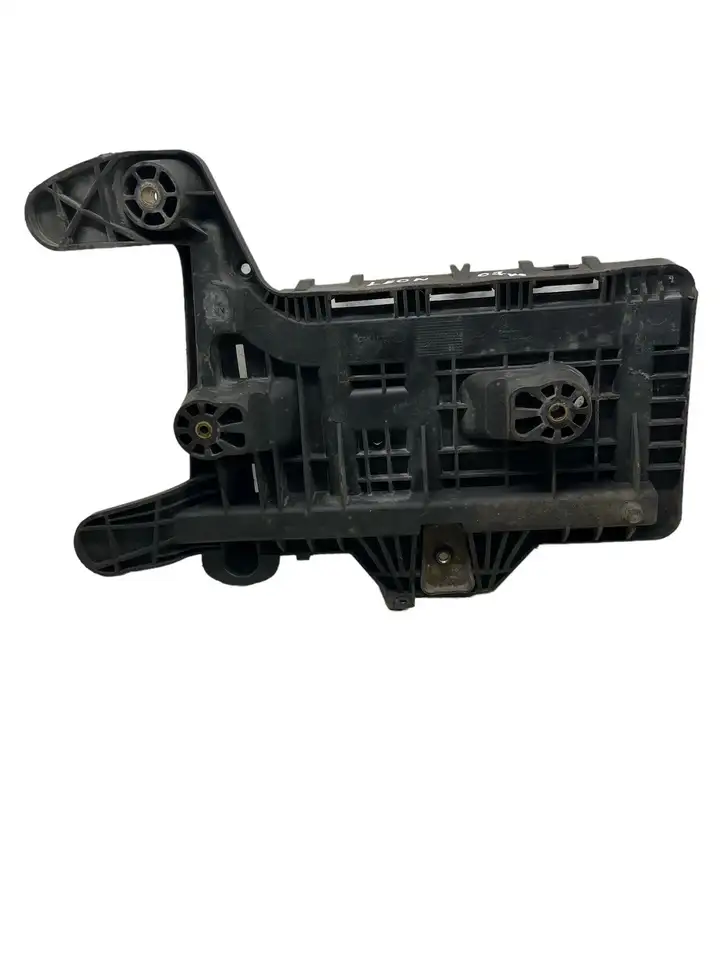 Seat Leon (1P) (2005 - 2012) 1K0915333C Площадка аккумулятора — фото 2