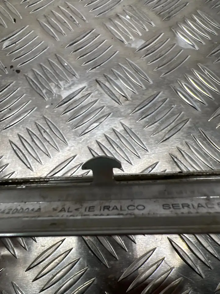 Peugeot 3008 I (2008 - 2015)   Отделка заднего бокового стекла