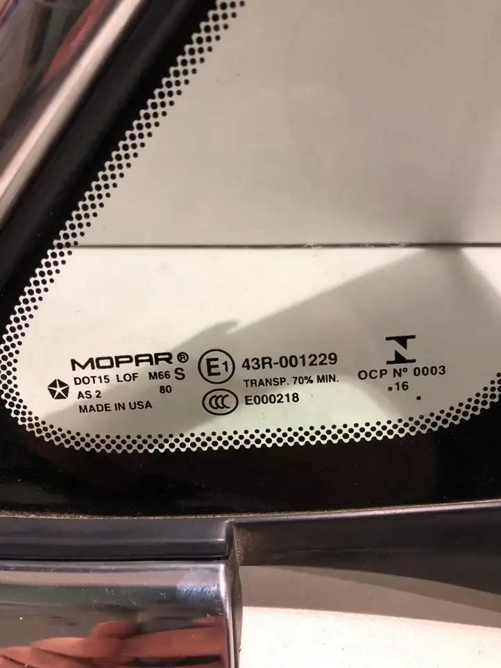 Chrysler Pacifica (2016 - ) 68227745AE Треугольное стекло кузова — фото 4