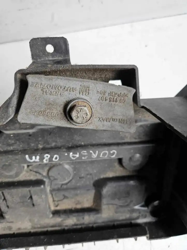 Opel Corsa D (2006 - 2010) 13235642 Крышка ящика аккумулятора — фото 6