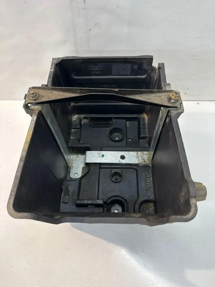Ford Fiesta (2009 - 2012) 8V2110723 Ящик аккумулятора — фото 6