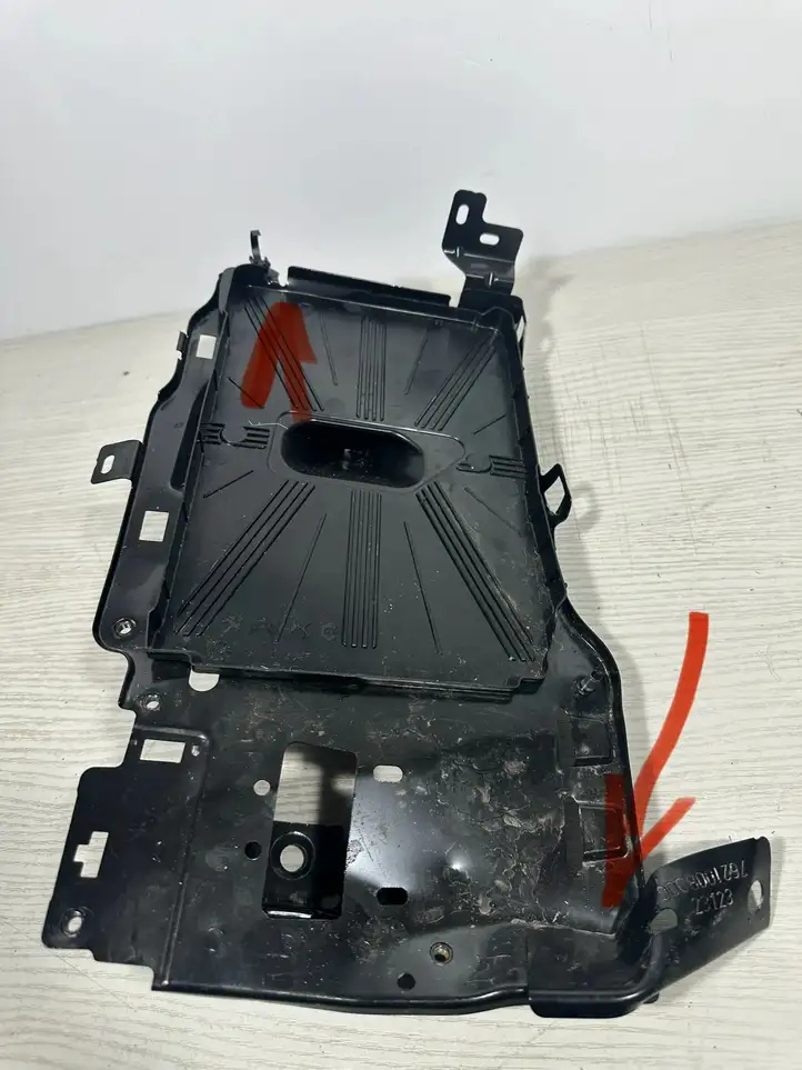Opel Grandland X (2017 - ) 9815288480 Площадка аккумулятора — фото 1
