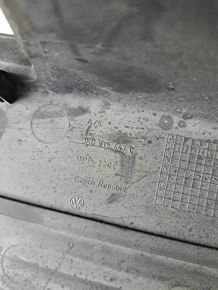Volkswagen PASSAT B6 (2005 - 2010) 1K0915443C Крышка ящика аккумулятора — фото 4