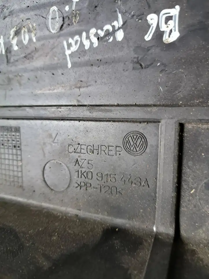 Volkswagen PASSAT B6 (2005 - 2010) 1K0915443C Крышка ящика аккумулятора — фото 5