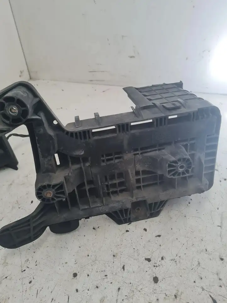 Volkswagen Touran I (2003 - 2010) 1K0915333B Площадка аккумулятора — фото 1