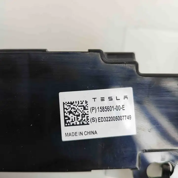 Tesla Model Y (2019 - 2024) 158560100E Усилитель антенны — фото 7