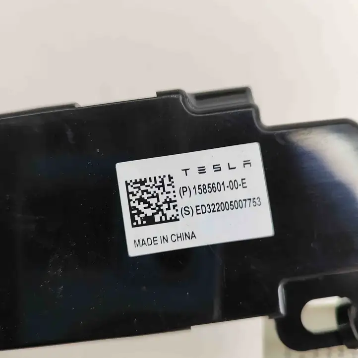 Tesla Model Y (2019 - 2024) 158560100E Усилитель антенны — фото 7
