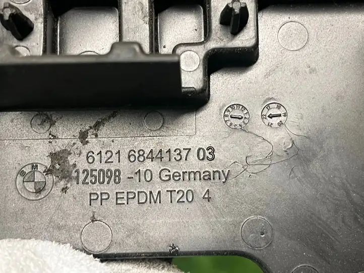 BMW 3 G20 G21 (2019 - ) 6844137 Крышка ящика аккумулятора — фото 3