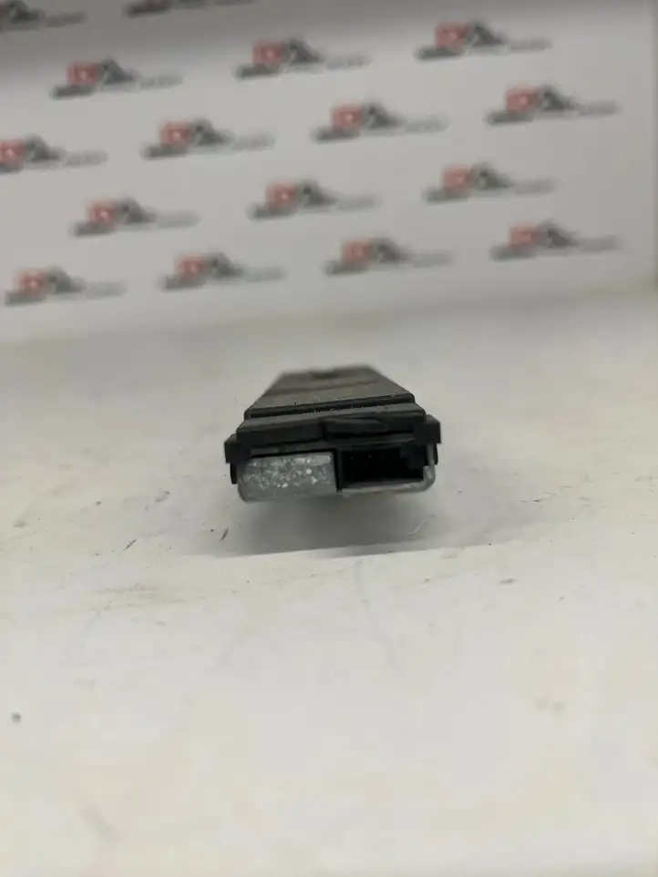 Mercedes-Benz CLA C117,X117,W117 (2013 - 2019) A1669051702 Усилитель антенны — фото 2