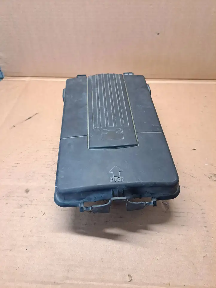 Volkswagen PASSAT B6 (2005 - 2010) 1K0915443C Крышка ящика аккумулятора — фото 1