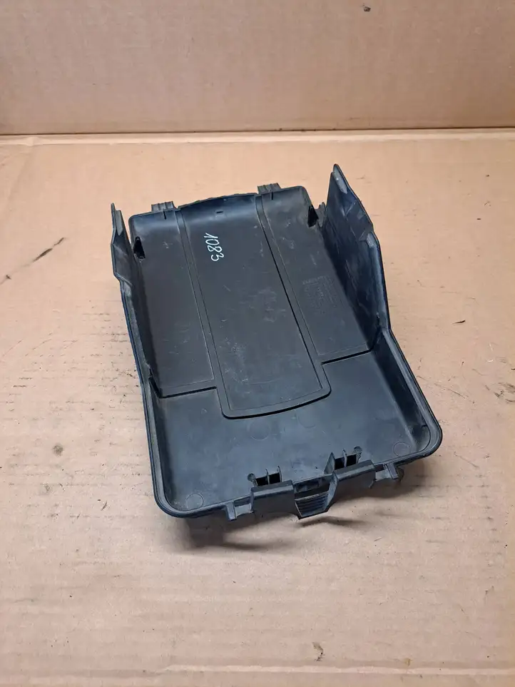 Volkswagen PASSAT B6 (2005 - 2010) 1K0915443C Крышка ящика аккумулятора — фото 2