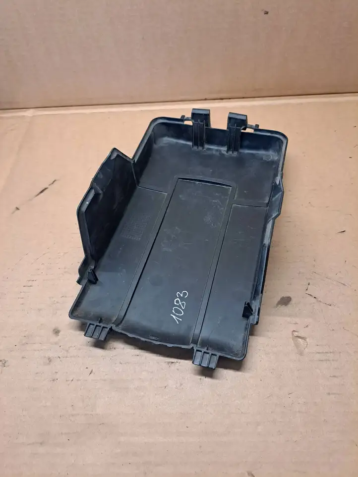 Volkswagen PASSAT B6 (2005 - 2010) 1K0915443C Крышка ящика аккумулятора — фото 3