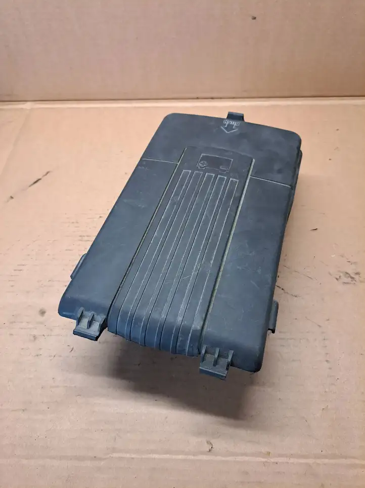 Volkswagen PASSAT B6 (2005 - 2010) 1K0915443C Крышка ящика аккумулятора — фото 4