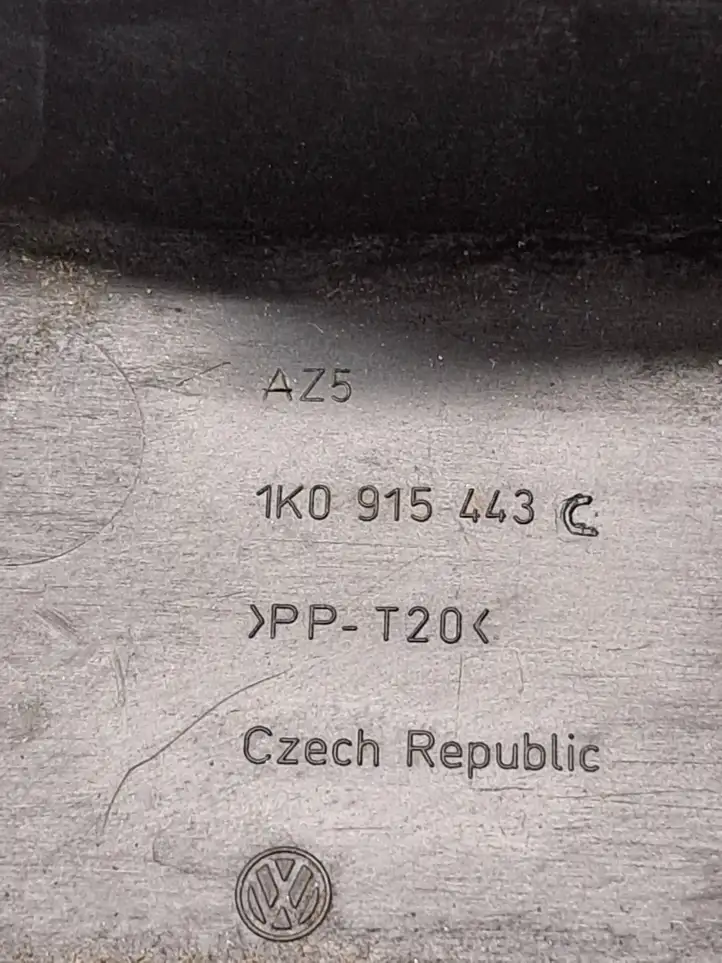 Volkswagen PASSAT B6 (2005 - 2010) 1K0915443C Крышка ящика аккумулятора — фото 5