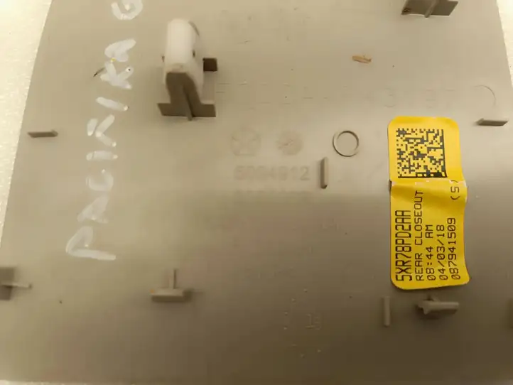 Chrysler Pacifica (2016 - )  5094912 Другая деталь салона