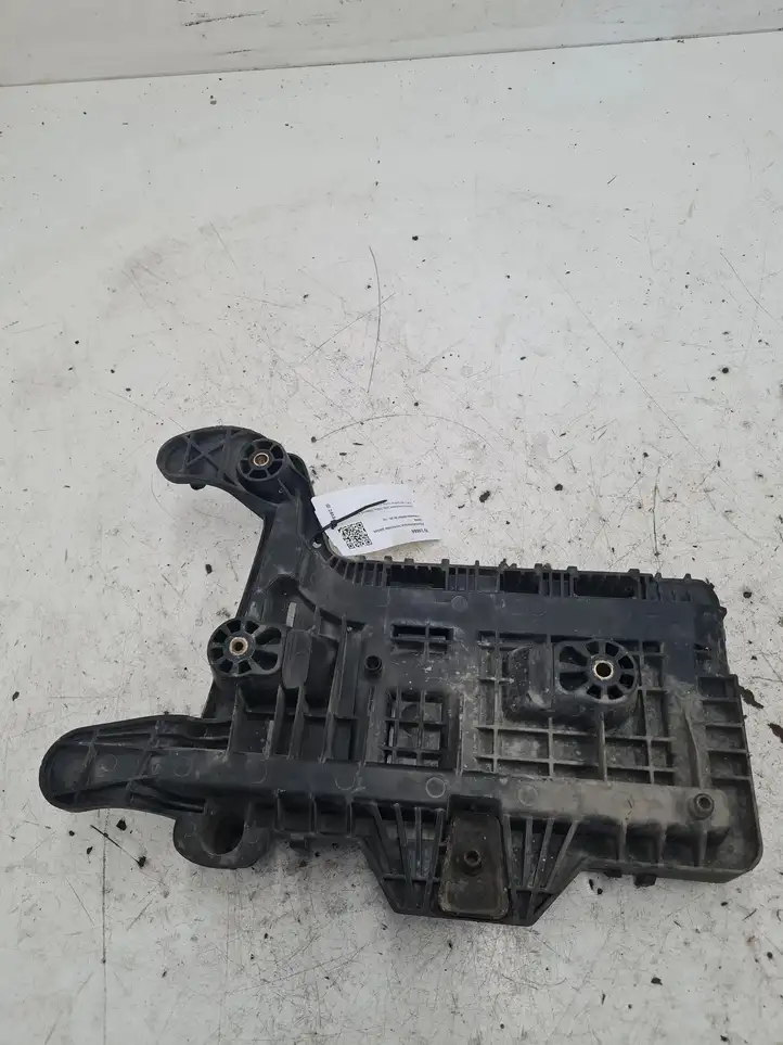 Volkswagen PASSAT B6 (2005 - 2010) 1K0915333 Площадка аккумулятора — фото 2