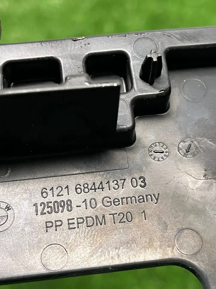BMW M4 G82 G83 (2020 - ) 6844137 Крышка ящика аккумулятора — фото 3