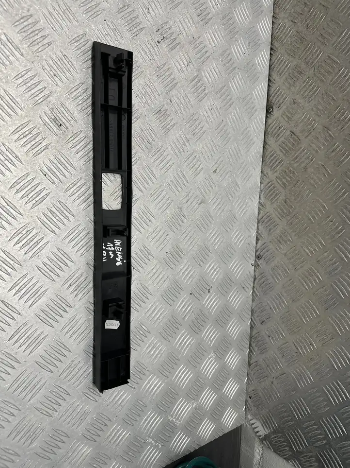 Toyota Avensis T270 (2015 - 2018) 5841205010 Прочие детали салона — фото 2