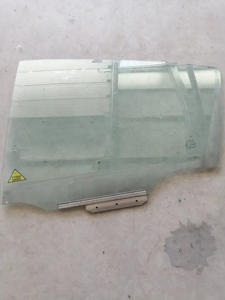 Toyota Yaris (2012 - 2014) 43R00048 Заднее боковое стекло — фото 2