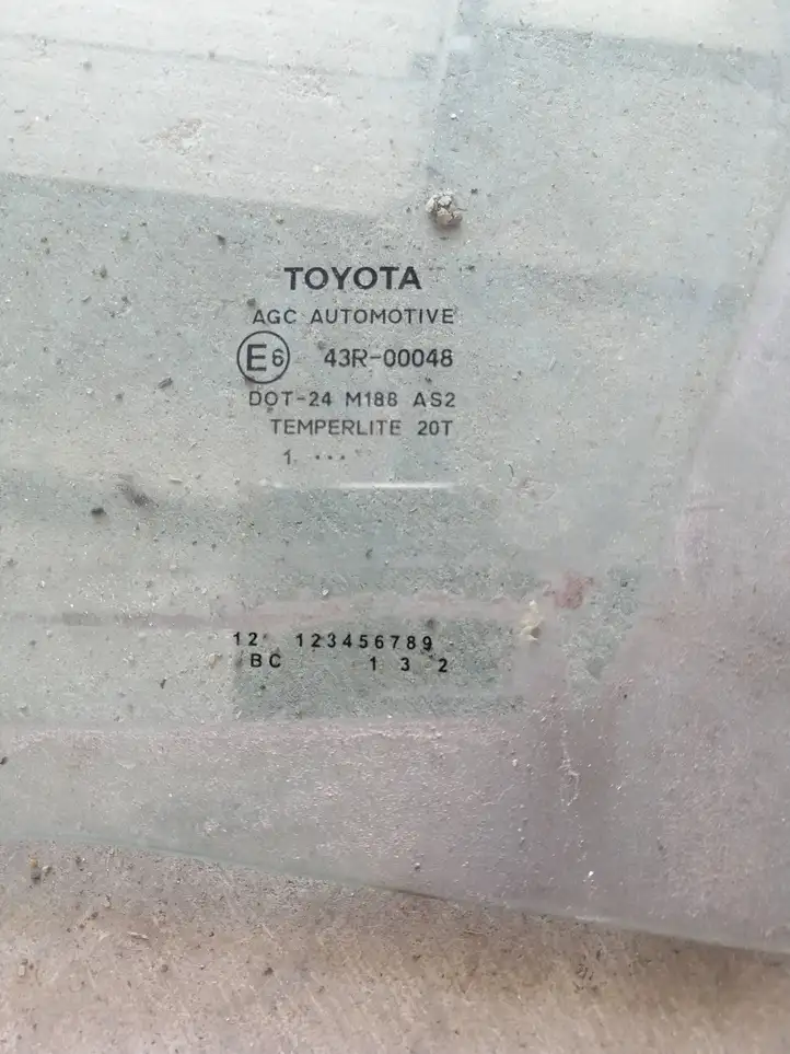 Toyota Yaris (2012 - 2014) 43R00048 Заднее боковое стекло — фото 3