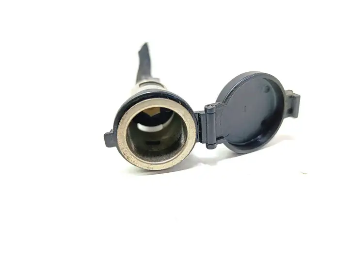 Hyundai Trajet (2000 - 2004)   12 V гнездо (сзади)