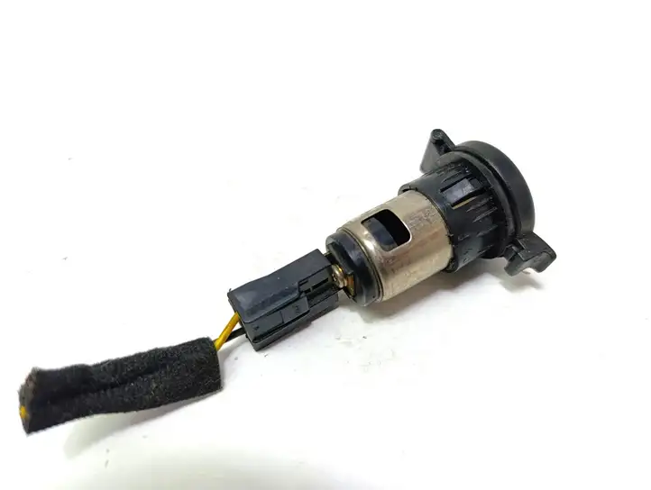 Hyundai Trajet (2000 - 2004)   12 V гнездо (сзади)