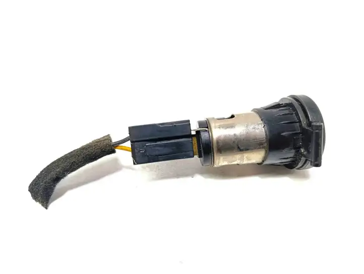 Hyundai Trajet (2000 - 2004)   12 V гнездо (сзади)