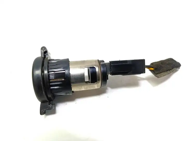 Hyundai Trajet (2000 - 2004)   12 V гнездо (сзади)