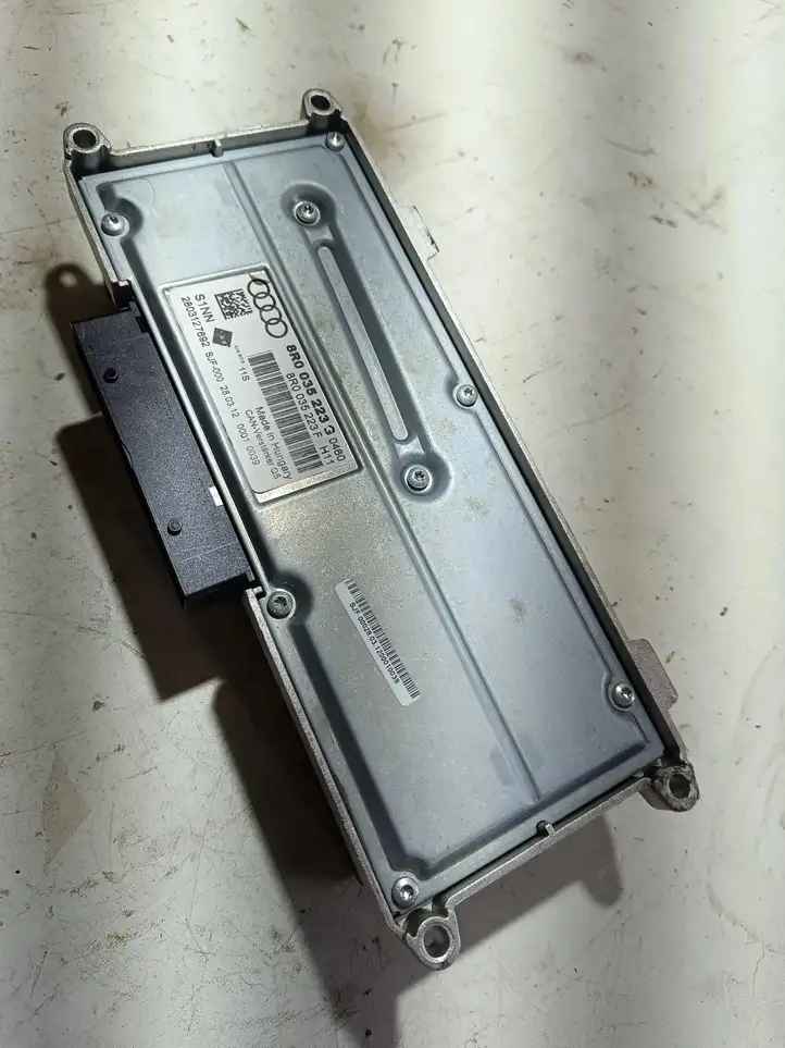 Audi A5 (2011 - 2016)  8R0035223G Звукоусилитель