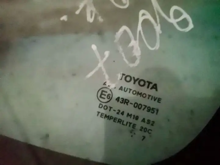 Toyota Auris 150 (2006 - 2012) Треугольное стекло кузова — фото 2