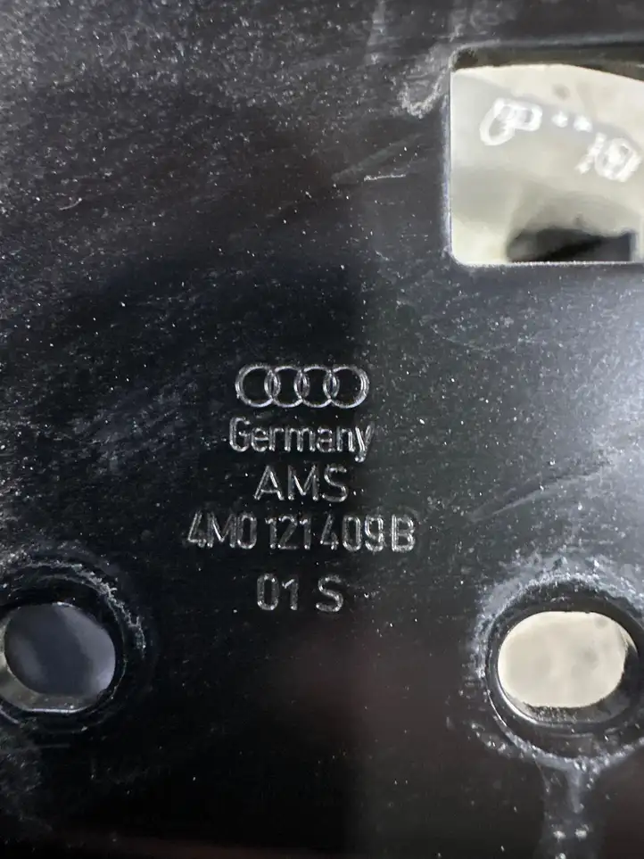 Audi Q7 4M (2015 - ) 4M0121409B Кронштейн бака AdBlue — фото 3