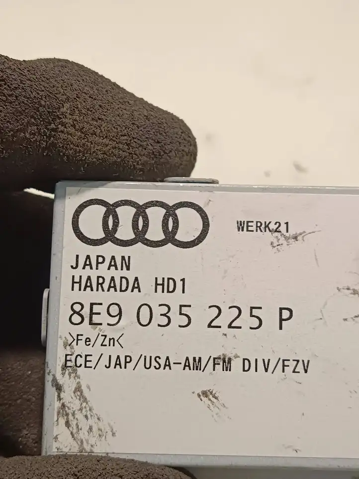 Audi A4 S4 B6 8E 8H (2000 - 2006) 8E9035225P Усилитель антенны — фото 4