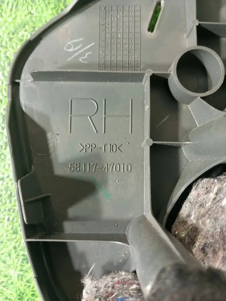 Toyota Prius (NHW20) (2003 - 2009) 5841747010 Прочие детали салона — фото 2