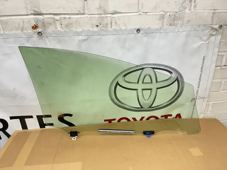 Toyota Prius (XW30) (2009 - 2015) Стекло передней двери — фото 1