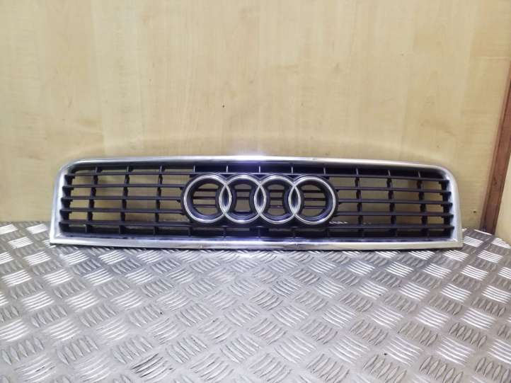 8E0853651B Audi A4 S4 B6 8E 8H Grotelės viršutinės