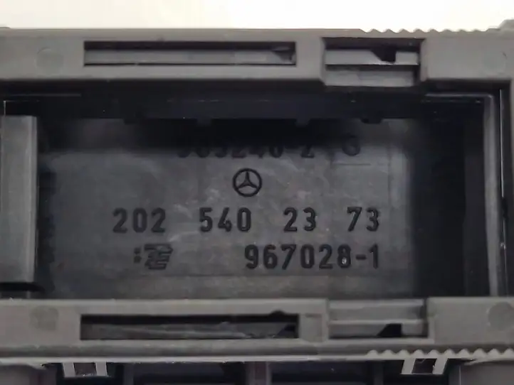 Mercedes-Benz CLS C218,X218 (2011 - 2017) 2025402373 Прочие детали салона — фото 8