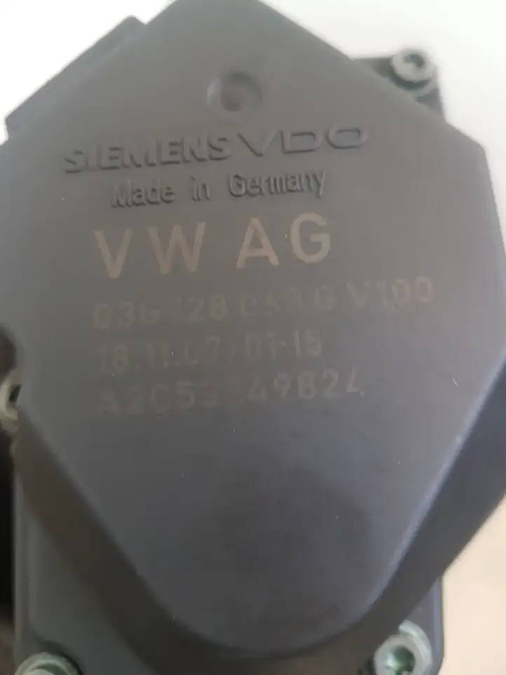 Volkswagen Golf V (2003 - 2009) 03G128063G Дроссельная заслонка — фото 2